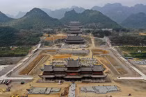 Dòng người ùn ùn đến ngôi chùa lớn nhất thế giới ở Hà Nam 