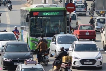 Này anh đẹp trai, sao anh nỡ đi vào làn xe buýt nhanh?