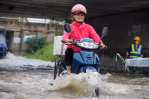 Xe “đội sóng” vượt hầm chui đại lộ Thăng Long một ngày sau mưa ngập