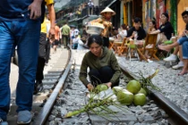 Phố cafe đường tàu đông nghẹt người trước thông tin sẽ bị dẹp