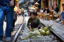 Phố cafe đường tàu đông nghẹt người trước thông tin sẽ bị dẹp