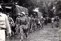 Ảnh vô giá: Giây phút chuyển giao quyền lực ở Hà Nội ngày 10/10/1954