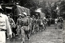 Ảnh vô giá: Giây phút chuyển giao quyền lực ở Hà Nội ngày 10/10/1954