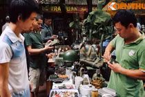 Tận mục phiên chợ đồ xưa độc đáo của Hà Nội