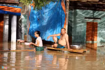 Người dân xứ Nghệ gồng mình đối phó với lũ lụt kéo dài