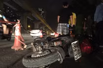 20m rào tôn đổ sập trên đường Nguyễn Trãi, 1 người cấp cứu