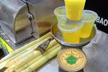 Dịch vụ lạ ở Hà Nội: Bán nước mía theo lít 