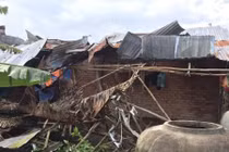Dông lốc làm tốc mái nhiều nhà cửa ở Vĩnh Long 
