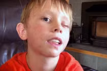 Bé 8 tuổi chống báo sư tử vồ bằng tay không ngay trước nhà