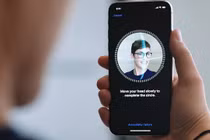 Tính năng Face ID trên smartphone có hại mắt không?