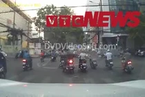 Xe buýt lấn làn, suýt tông ô tô tại giao lộ TP.HCM