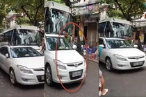 Ô tô đỗ ngang ngược giữa phố cổ Hà Nội, khiến dân phẫn nộ