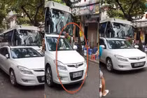 Ô tô đỗ ngang ngược giữa phố cổ Hà Nội, khiến dân phẫn nộ