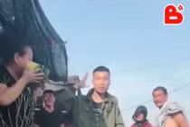 Video: Thanh niên nhảy dẻo như tháo khớp khiến người xem hú hồn bỏ chạy 