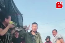 Video: Thanh niên nhảy dẻo như tháo khớp khiến người xem hú hồn bỏ chạy 