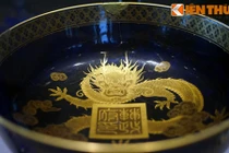 Ngắm bộ đồ sứ ngoại dát vàng của vua nhà Nguyễn