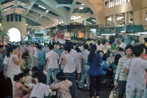 Kho ảnh khổng lồ về VN 1991-1993: Khám phá chợ Bến Thành