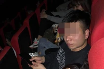 Bắt quả tang chồng dẫn bồ nhí, gọi mẹ chồng nghe câu cay đắng