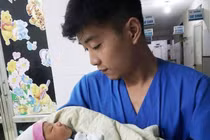 Bé trai 15 ngày tuổi bị bỏ rơi trong thùng rác sau cơn mưa rạng sáng 30.4