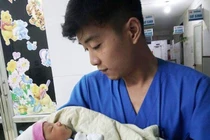 Bé trai 15 ngày tuổi bị bỏ rơi trong thùng rác sau cơn mưa rạng sáng 30.4