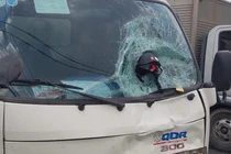 Hai vợ chồng thiệt mạng, mũ bảo hiểm dính chặt trên kính xe tải sau cú tông trực diện