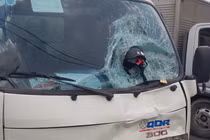 Hai vợ chồng thiệt mạng, mũ bảo hiểm dính chặt trên kính xe tải sau cú tông trực diện