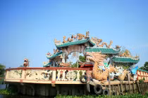 Ngôi miếu mọc lên giữa lòng sông độc nhất Việt Nam