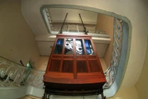 Ngắm thang máy bằng gỗ trăm tuổi độc nhất ở Sài Gòn