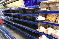 Siêu thị chưa đến giờ đóng cửa 30 Tết, người Sài Gòn đã vét sạch hàng