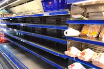 Siêu thị chưa đến giờ đóng cửa 30 Tết, người Sài Gòn đã vét sạch hàng