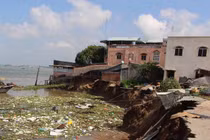 Dân tháo chạy khi hàng loạt nhà sụp xuống sông ở miền Tây