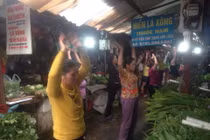 Tiểu thương bán rau thịt xập xình nhảy Aerobic trong chợ