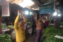 Tiểu thương bán rau thịt xập xình nhảy Aerobic trong chợ