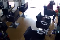 Vào tiệm tóc, khách làm ngay điều này trước ban thờ Thần tài 