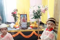 2 con nhỏ 3-5 tuổi xin tiền mua quan tài cho bố