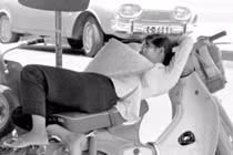 Hình độc về những giấc ngủ trưa trên vỉa hè Sài Gòn xưa