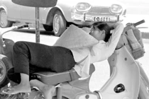 Hình độc về những giấc ngủ trưa trên vỉa hè Sài Gòn xưa