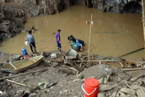 Sập mỏ vàng ở Hòa Bình: Huy động thợ lặn giải cứu 2 nạn nhân