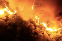 Clip: Dân di dời khẩn cấp vì núi Hồng Lĩnh thành biển lửa