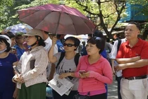 Những chuyện “cười không nhặt được mồm” ở cổng trường thi