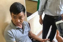 Bắt ngươi đàn ông nghi vào trường dụ dỗ lấy 16 dây chuyền của học sinh