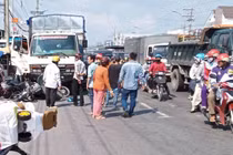 Ôtô tải tông hàng loạt 7 xe máy, húc văng, 11 người bị thương