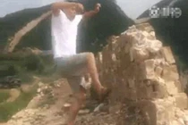 Truy lùng ráo riết kẻ tung cước đạp Vạn Lý Trường Thành