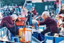 Bà cụ bên gánh hàng rong tại HN thường bị bọn xấu xin tiền