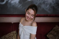 Đại gia gạ gẫm Á khôi Thúy Ngân đi ăn trả hàng nghìn USD 