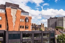 Giật mình với ngôi nhà có bức tường vỡ đôi