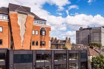 Giật mình với ngôi nhà có bức tường vỡ đôi