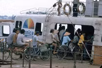 Kho ảnh khổng lồ về VN 1991-1993: Trên dòng sông Sài Gòn