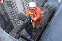 Cậu bé 8 tuổi định nhảy lầu vì... không muốn đi học 