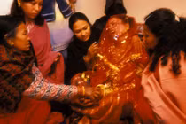 Cô dâu 19 tuổi rơi vào địa ngục trần gian sau cái gật đầu qua mạng